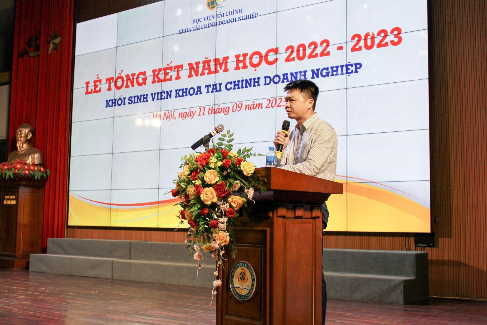 TS. Nguyễn Trường Giang công bố các quyết định khen thưởng của Học viện và Khoa