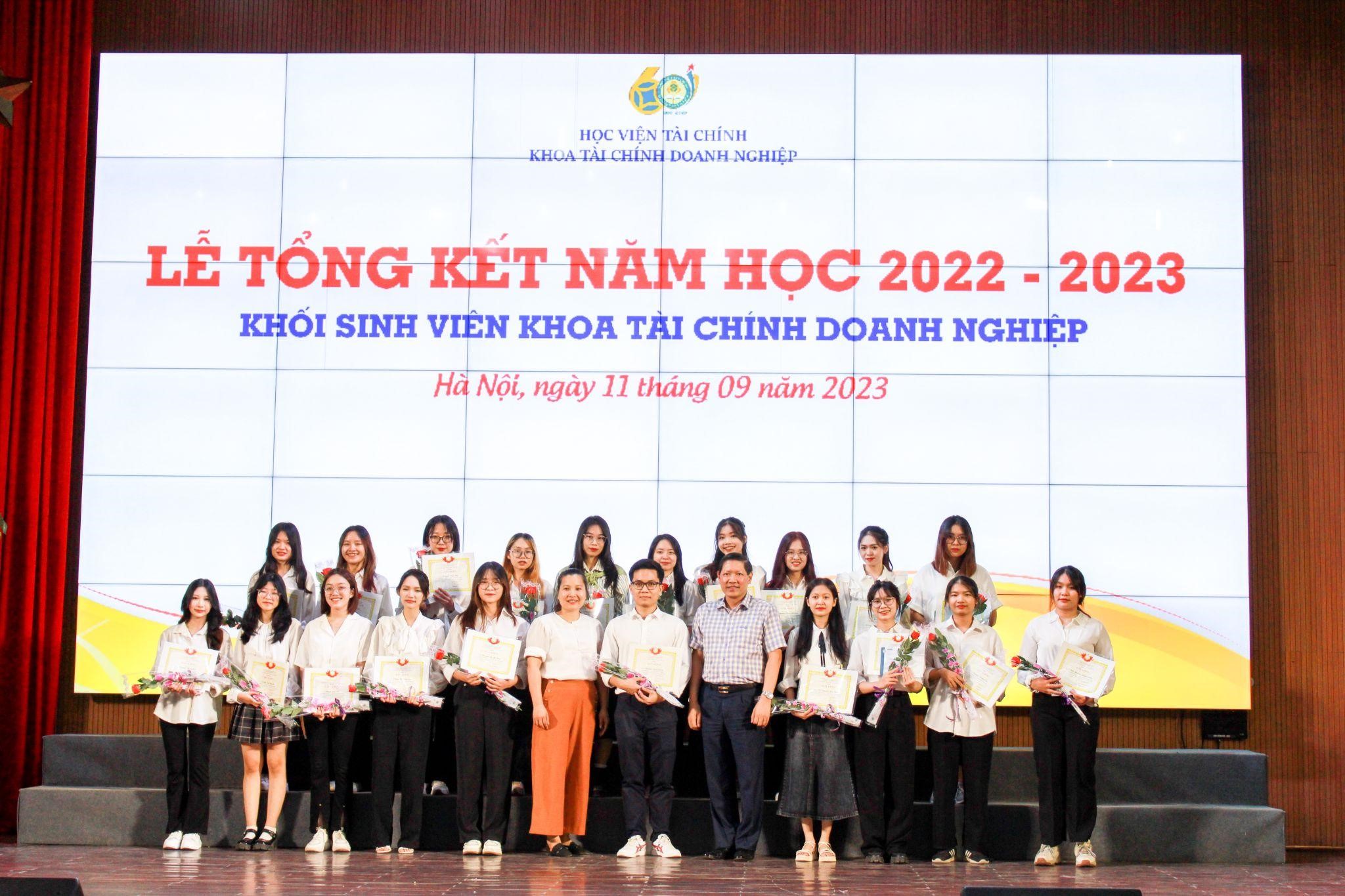 PGS.TS Vũ Văn Ninh- Trưởng Khoa TCDN và ThS. Vũ Thanh Thủy – Phó trưởng Ban TCCB trao thưởng cho các sinh viên tiêu biểu Khóa 59 có thành tích xuất sắc trong học tập