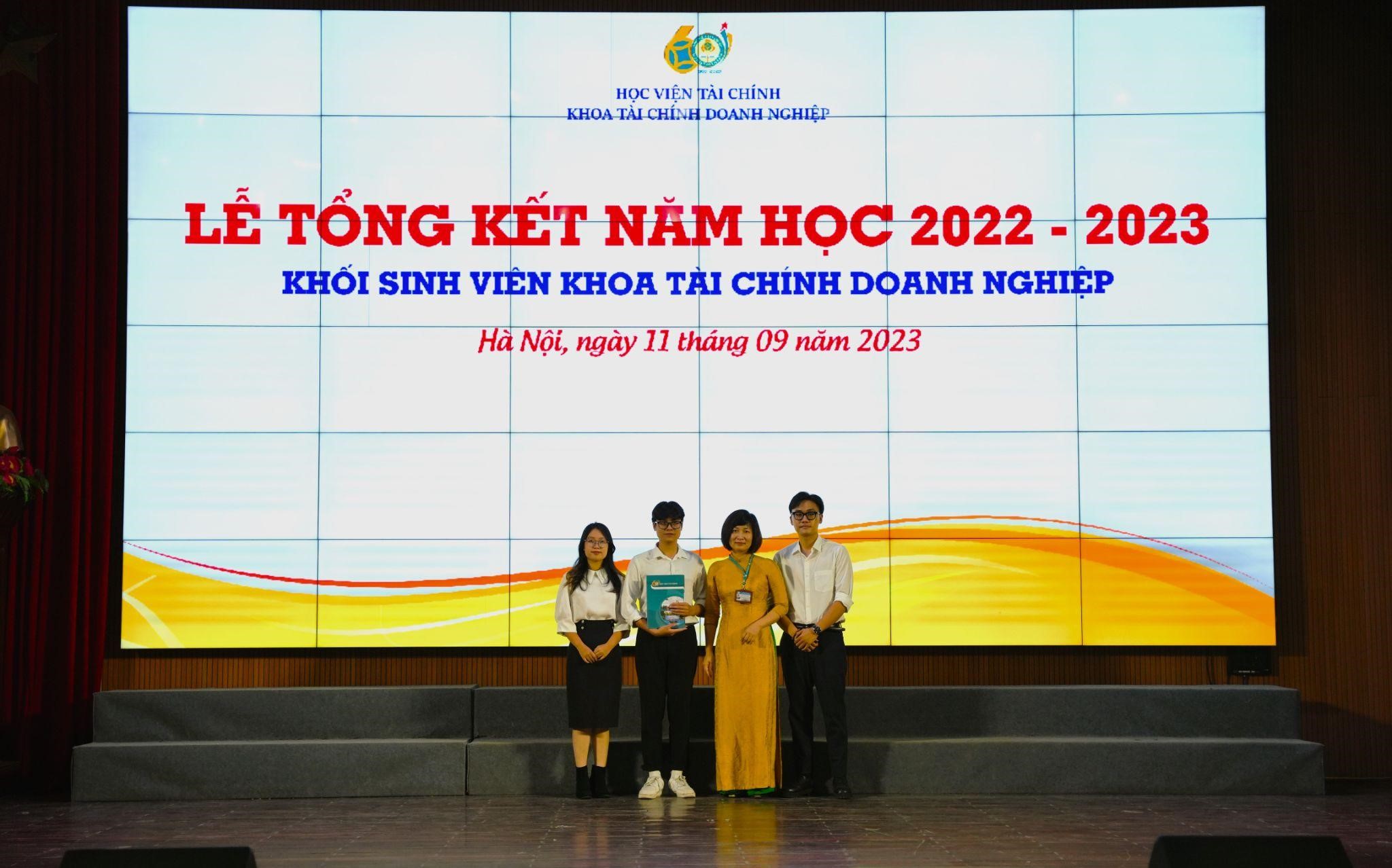  TS. Nguyễn Thị Thanh - Trưởng bộ môn PTTC trao phần thưởng của Bộ môn PTTC cho các sinh viên chuyên ngành PTTC đạt giải nhất NCKH cấp Học viện