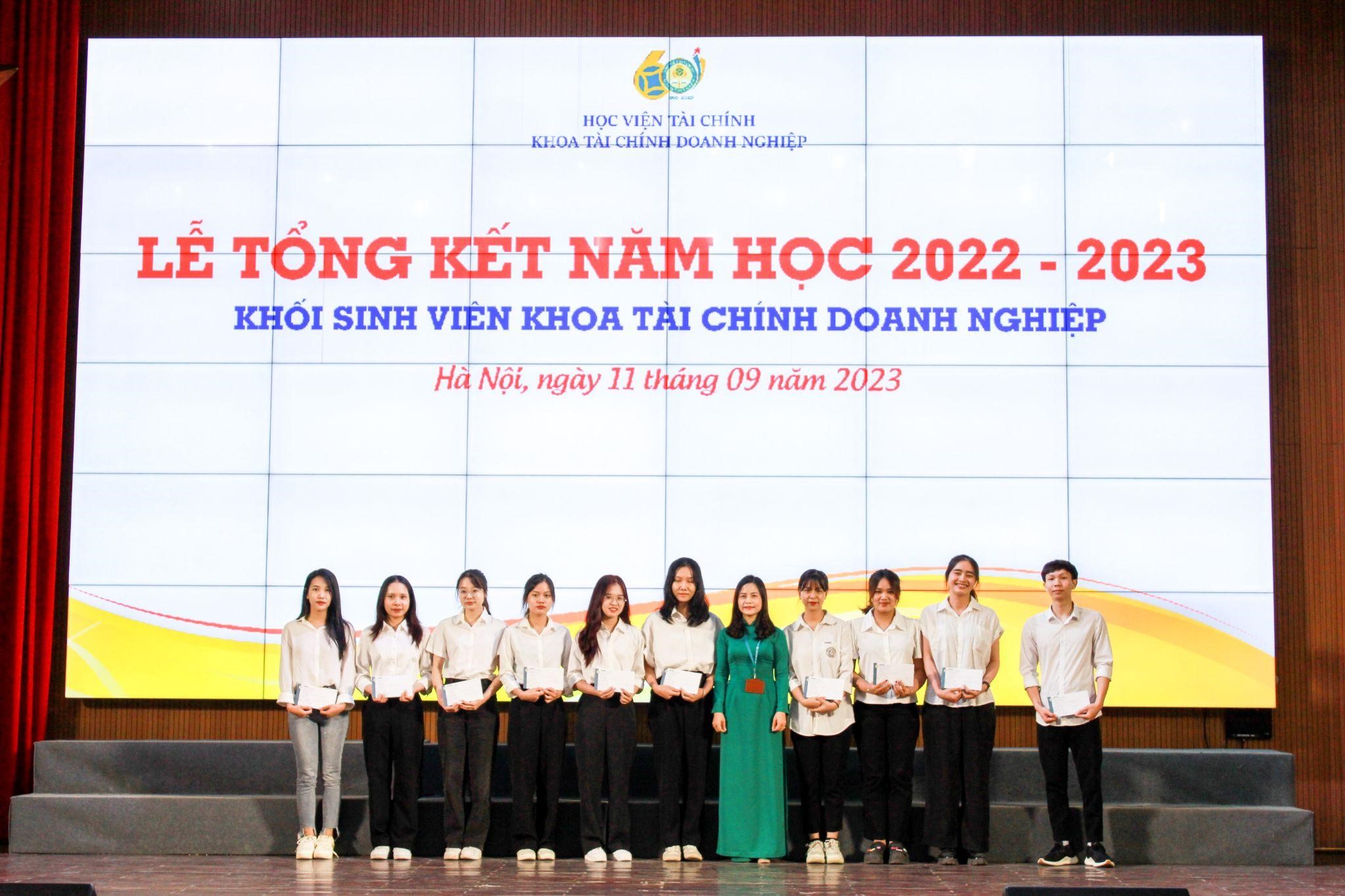 TS.Trần Thị Thanh Hà – Phó trưởng Bộ môn ĐGTS trao phần thưởng của BM ĐGTS cho các sinh viên đạt thành tích xuất sắc trong học tập