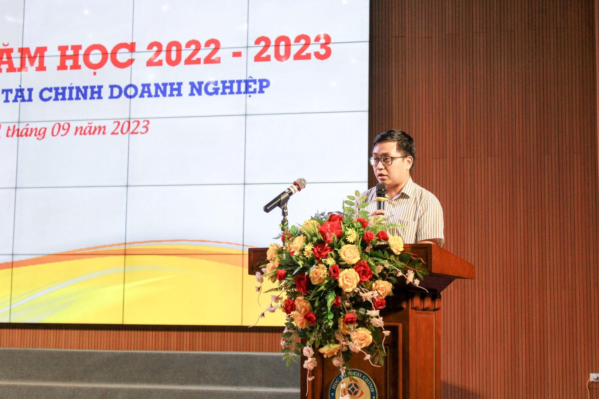 TS. Phạm Minh Đức trình bày Báo cáo tổng kết thi đua năm học 2022 - 2023 và phát động thi đua năm học 2023 - 2024
